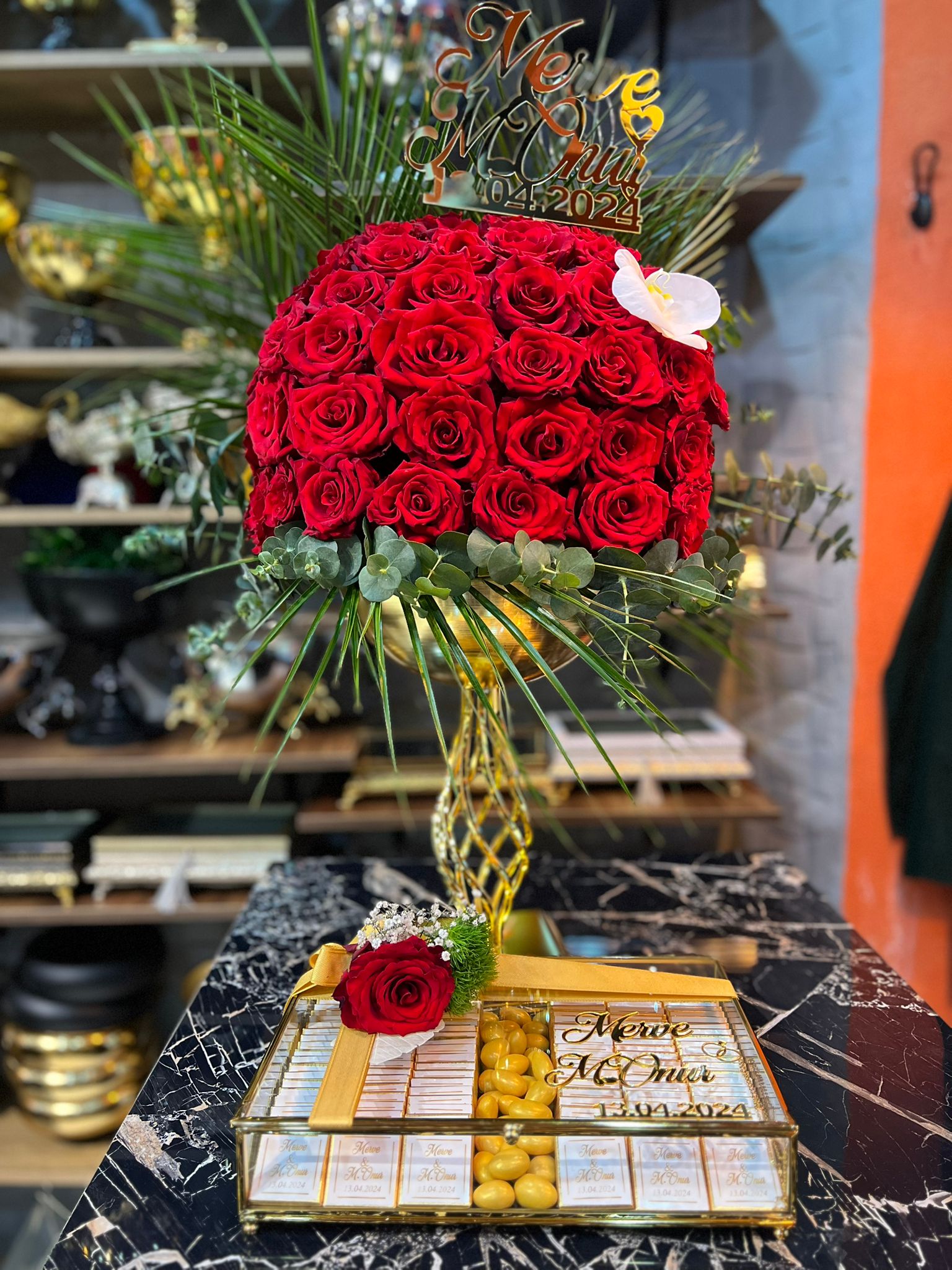 Gondolda Canlı Gül ve Çikolata Sandığı