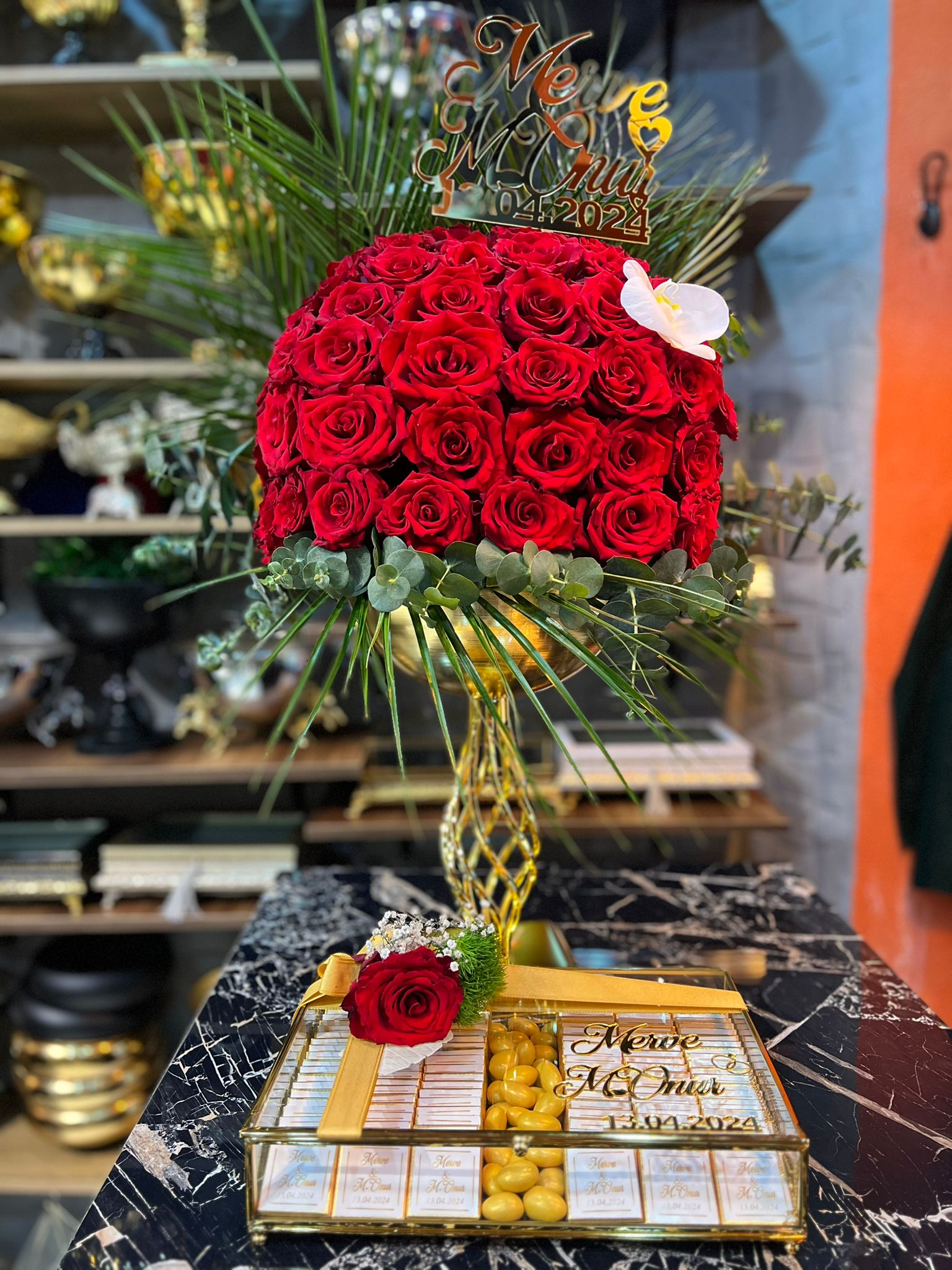 Gondolda Canlı Gül ve Çikolata Sandığı