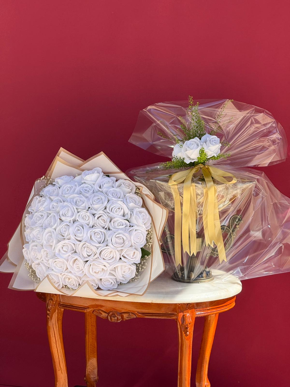 41 Beyaz Yapay Gül Buketi ve Gondol'da Çikolata