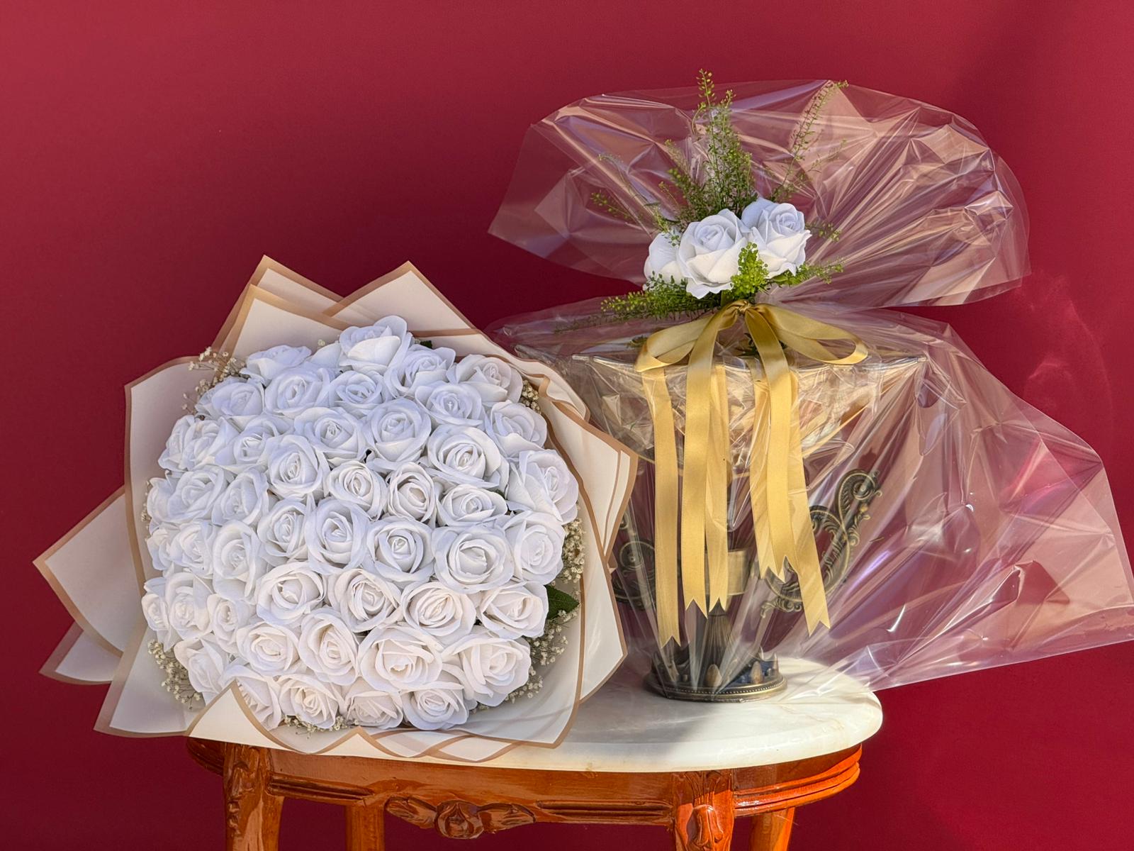 41 Beyaz Yapay Gül Buketi ve Gondol'da Çikolata