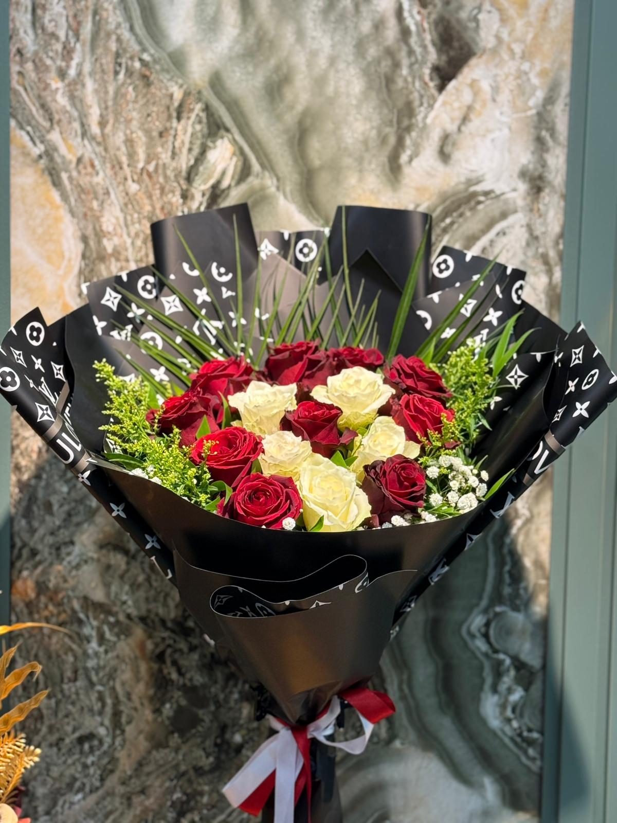 15 Canlı Gül Buketi