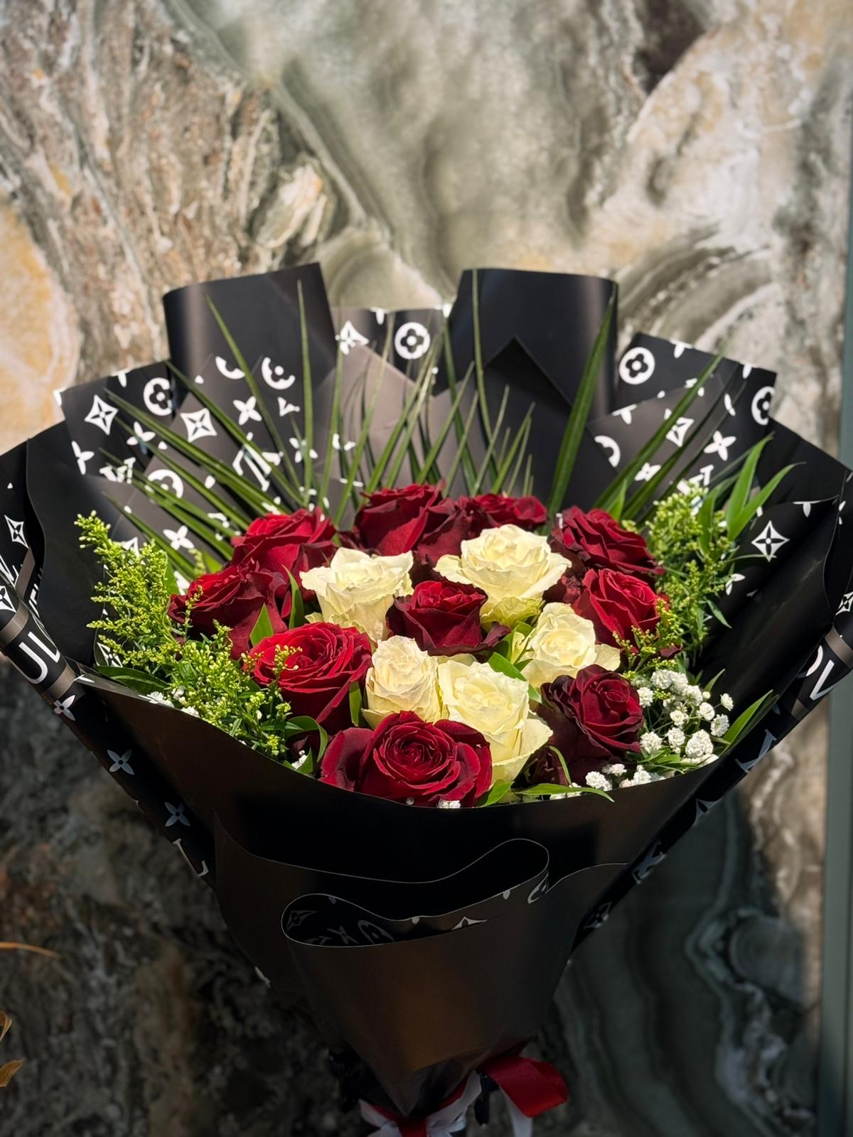 15 Canlı Gül Buketi