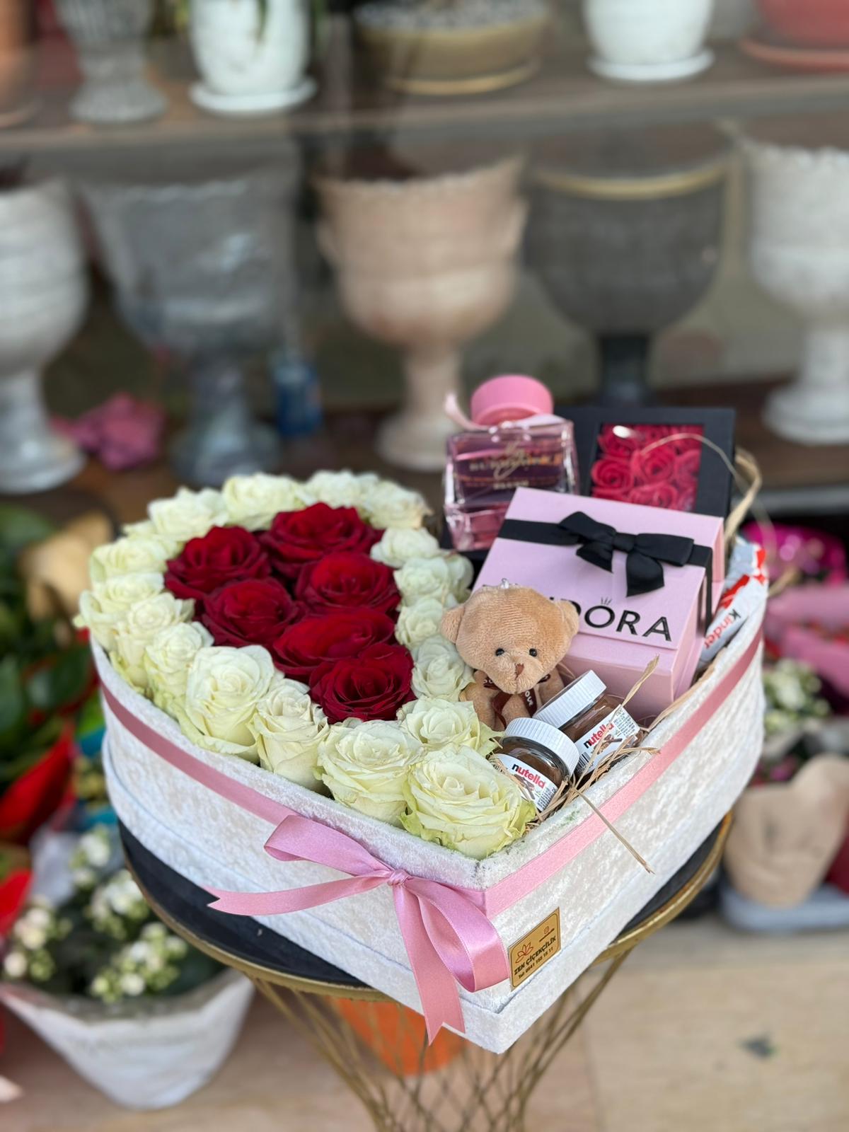 Kalpli Kutuda Canlı Gül ve Hediyelik