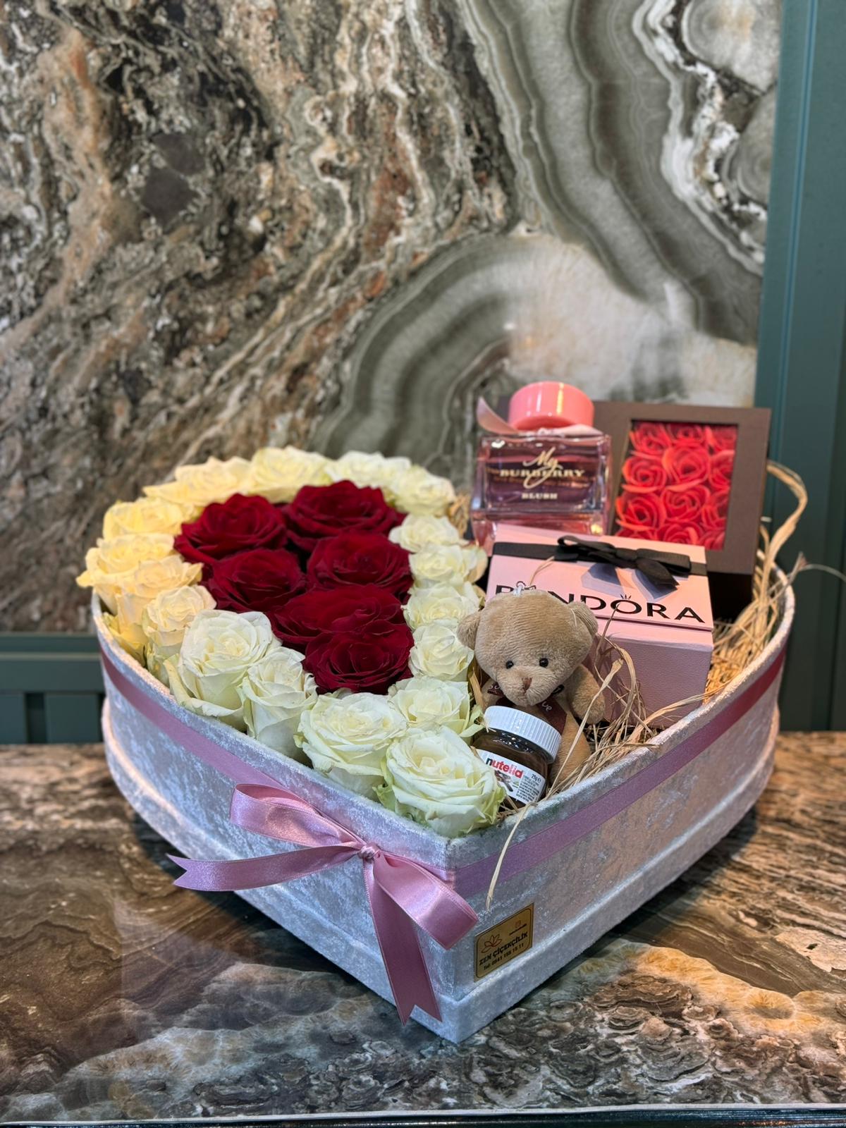 Kalpli Kutuda Canlı Gül ve Hediyelik