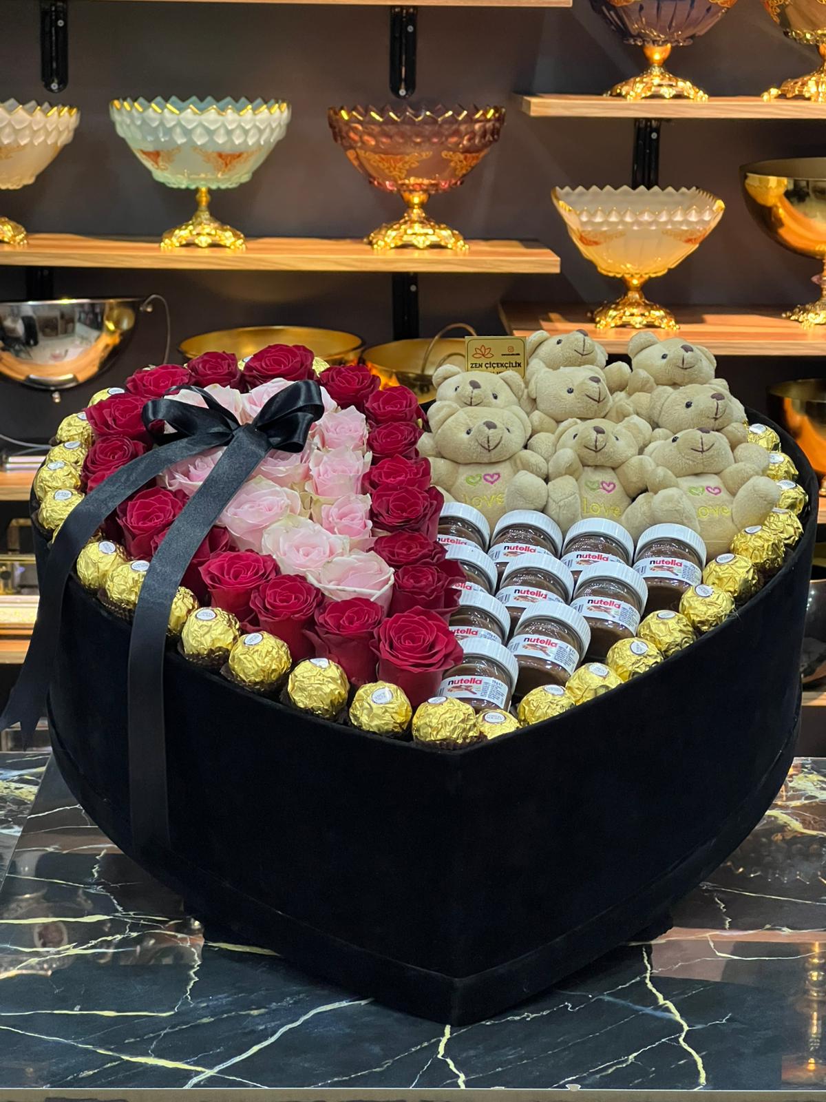 Kalpli Kutuda Canlı Gül ve Özel Çikolatalar