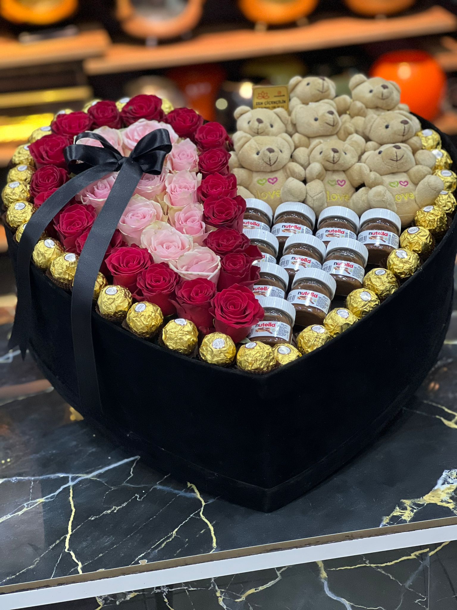 Kalpli Kutuda Canlı Gül ve Özel Çikolatalar