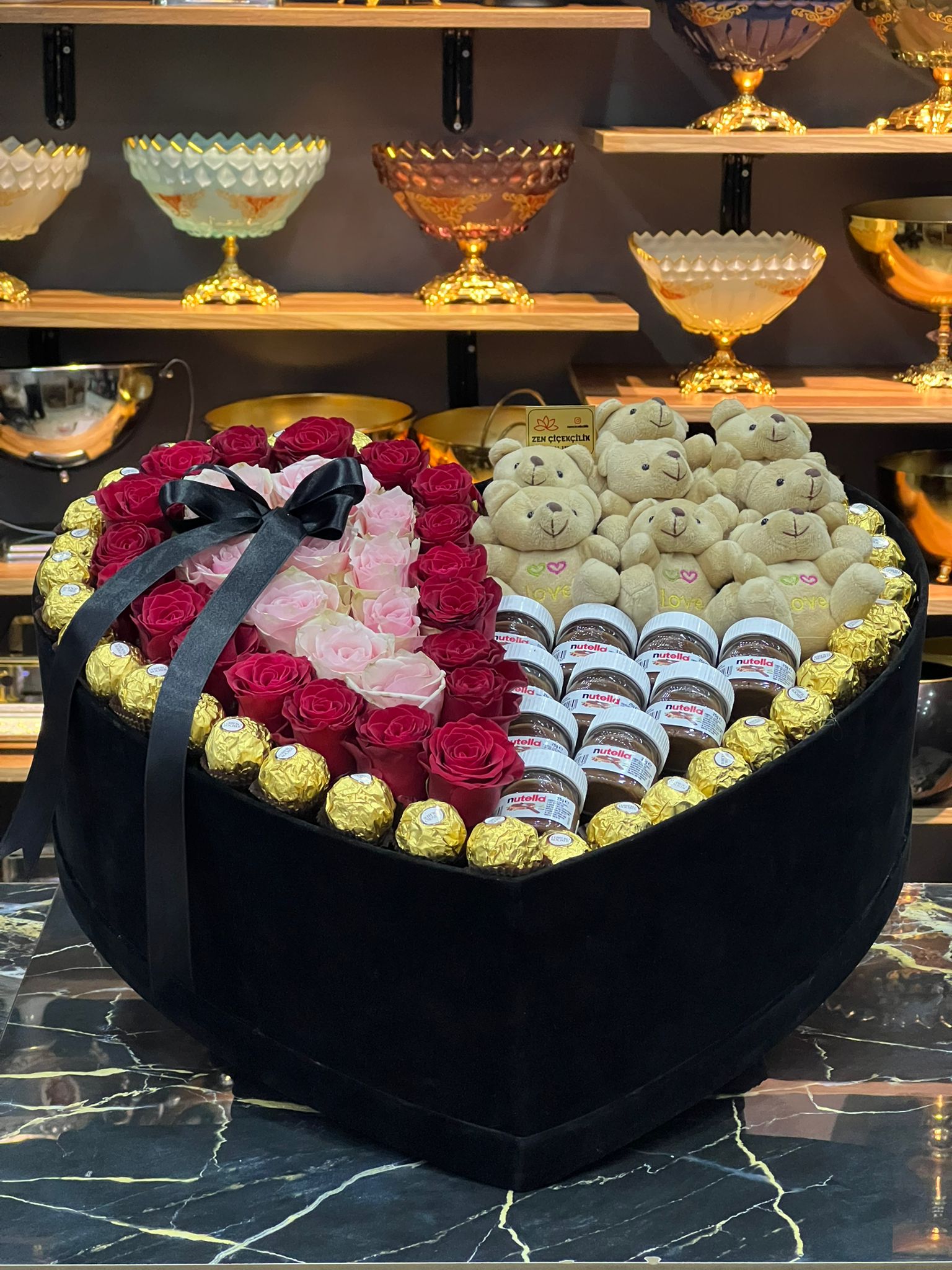 Kalpli Kutuda Canlı Gül ve Özel Çikolatalar