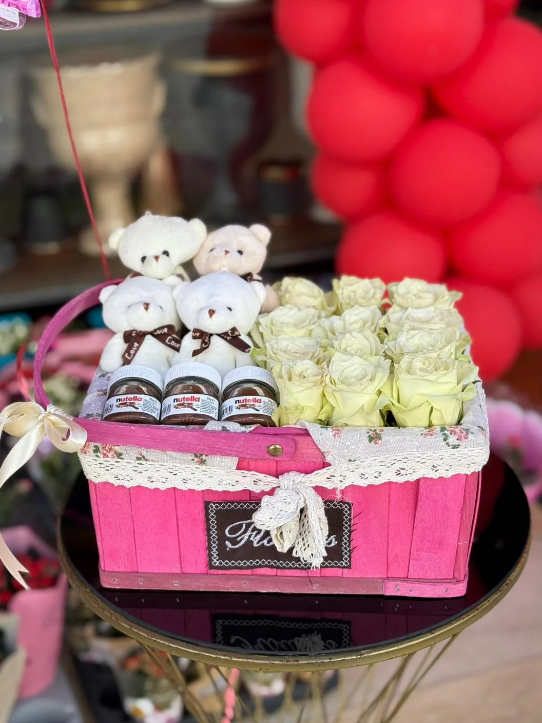 Sepette Canlı Gül ve Hediyelik