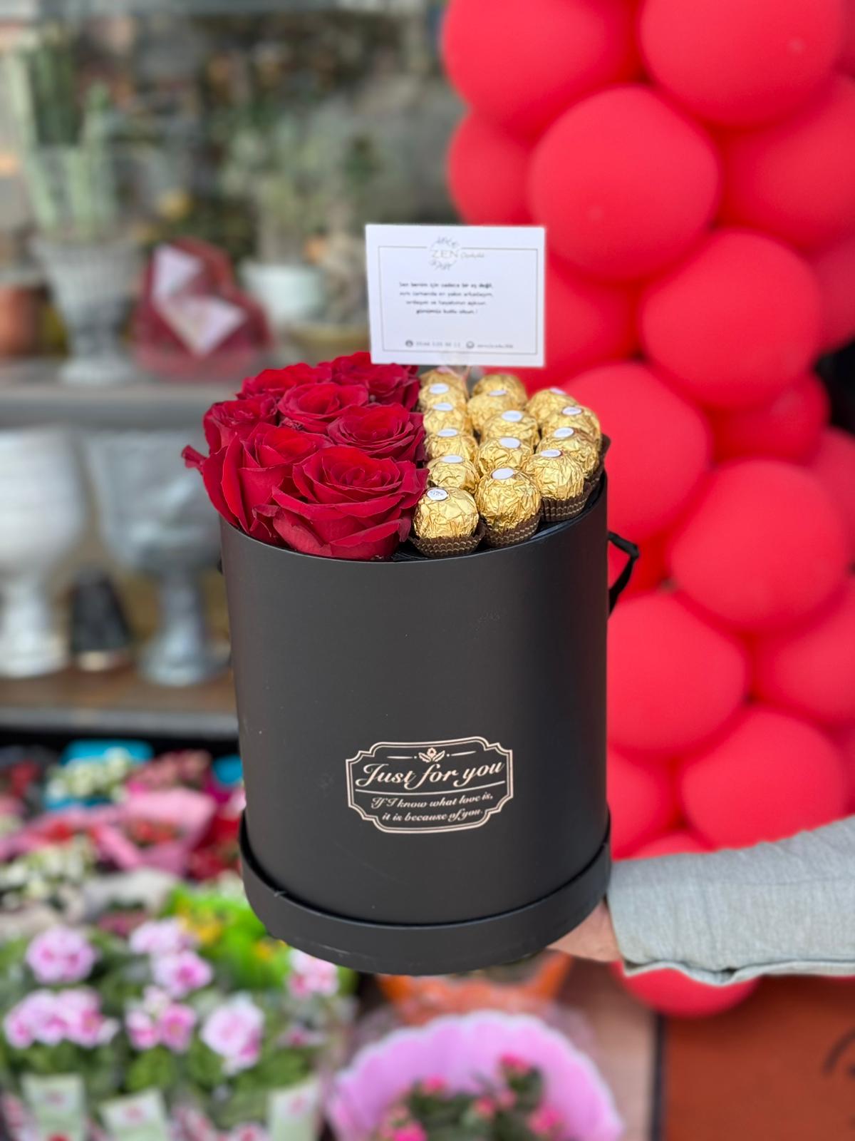 Kutuda Canlı Gül ve Çikolata