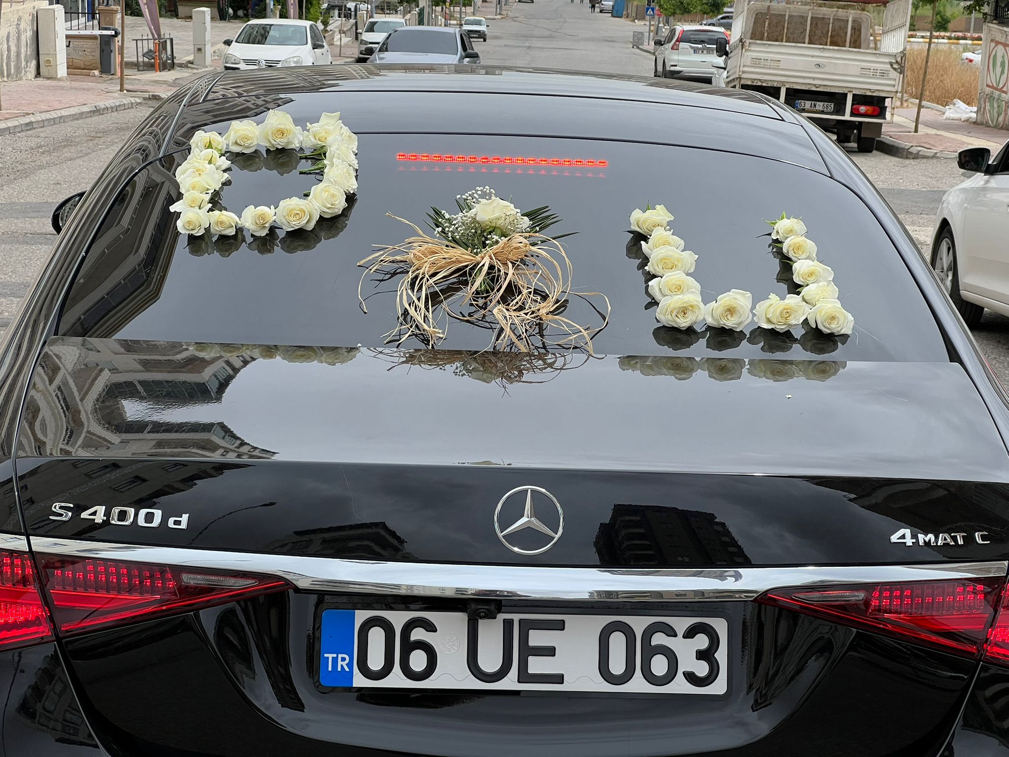 Özel İthal Çiçeklerle Araba Süsleme