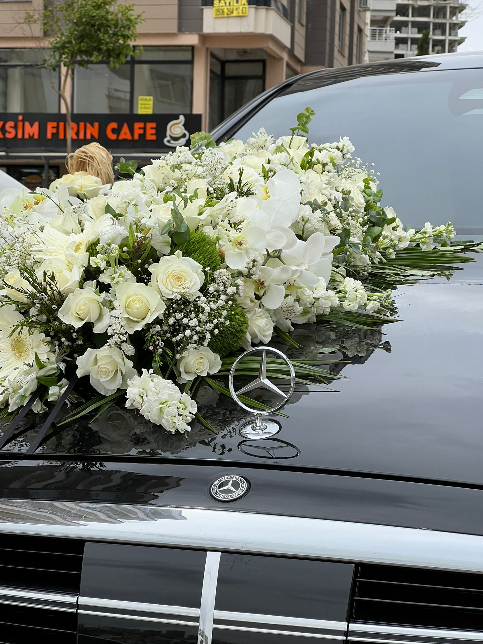 Özel İthal Çiçeklerle Araba Süsleme