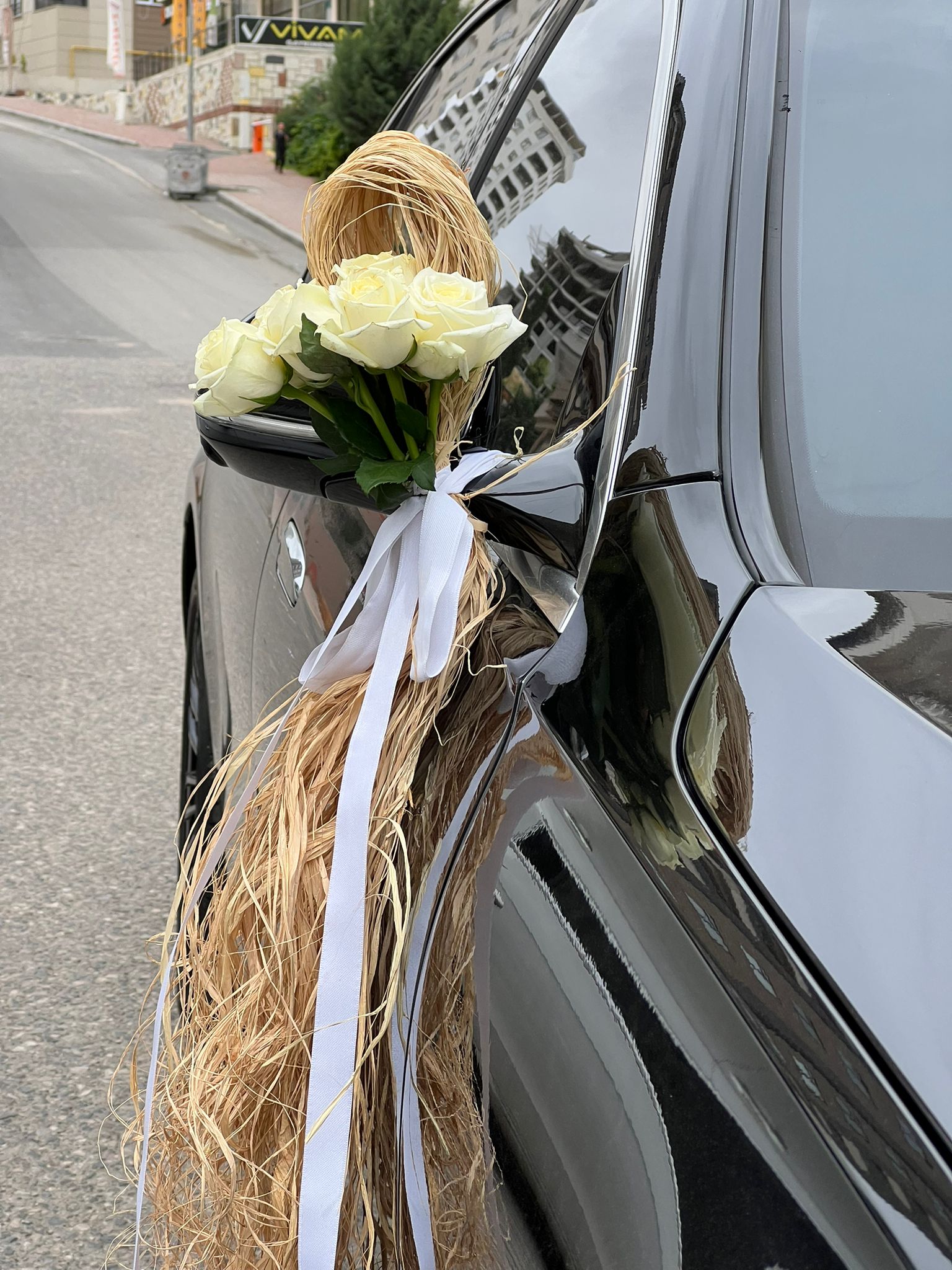 Özel İthal Çiçeklerle Araba Süsleme