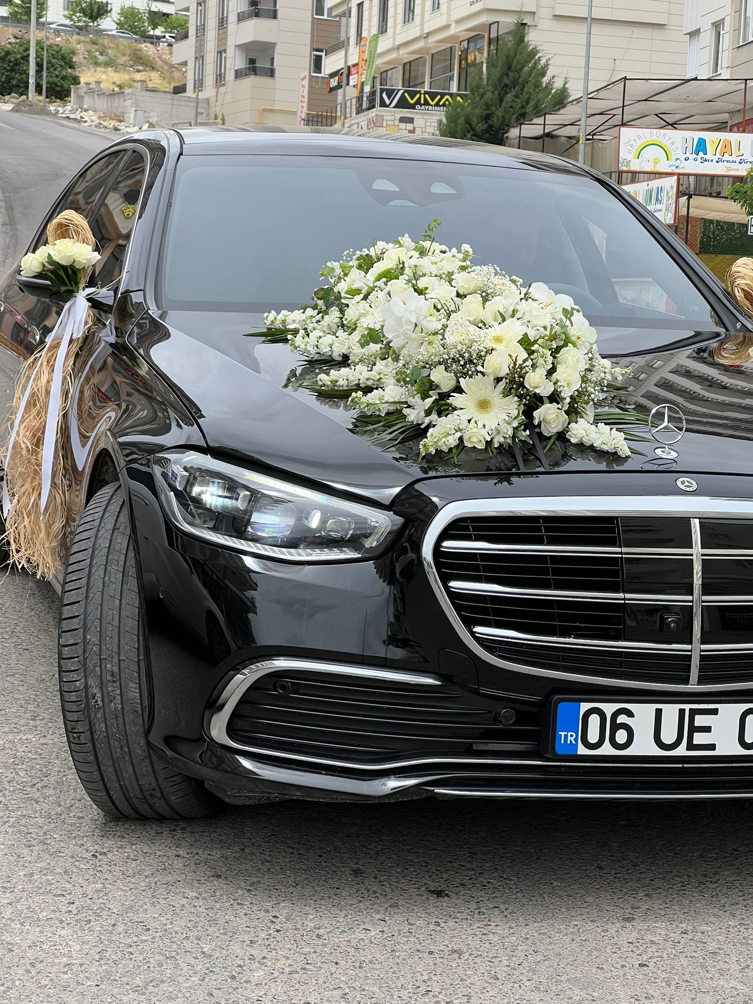 Özel İthal Çiçeklerle Araba Süsleme