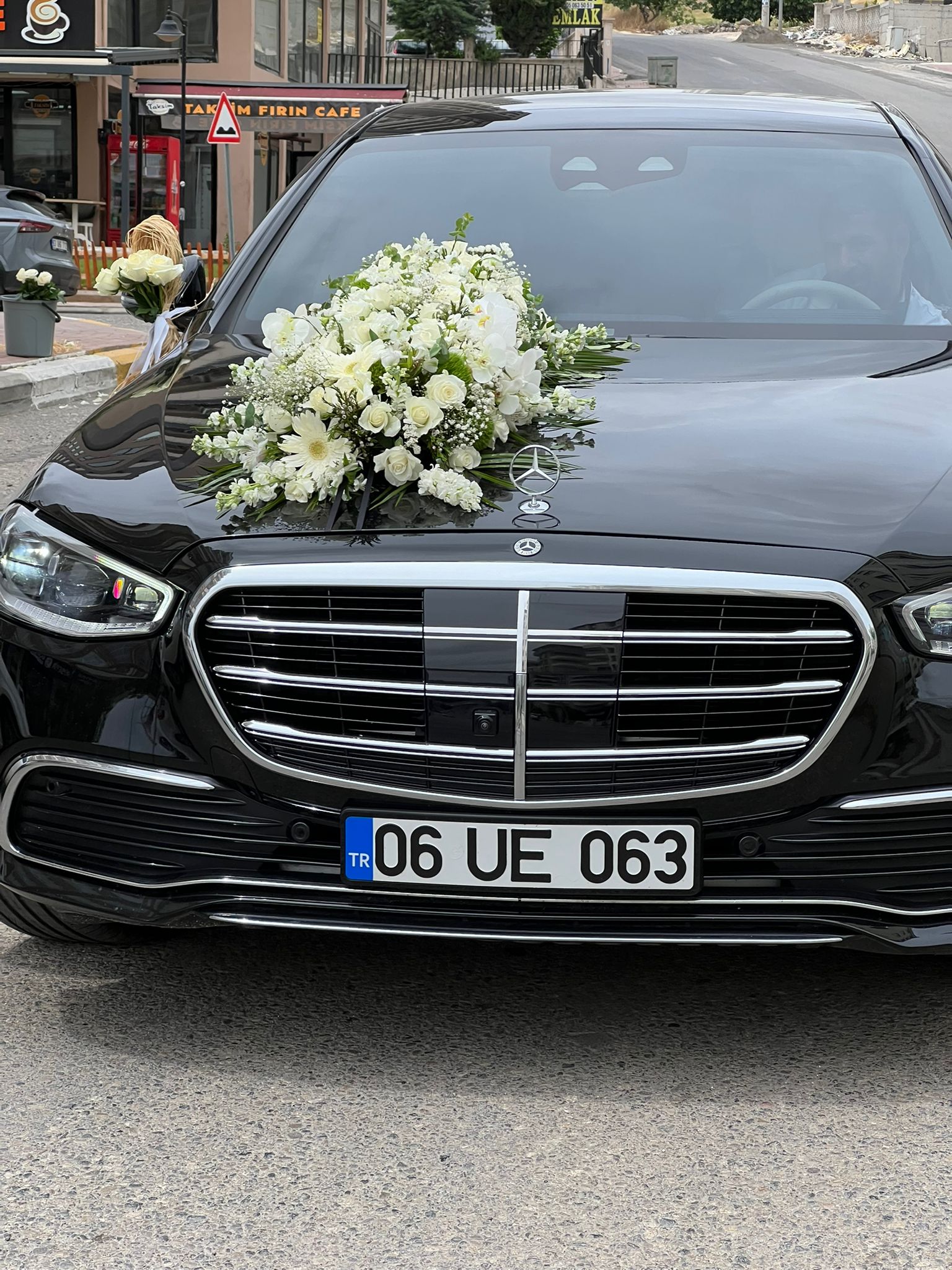 Özel İthal Çiçeklerle Araba Süsleme