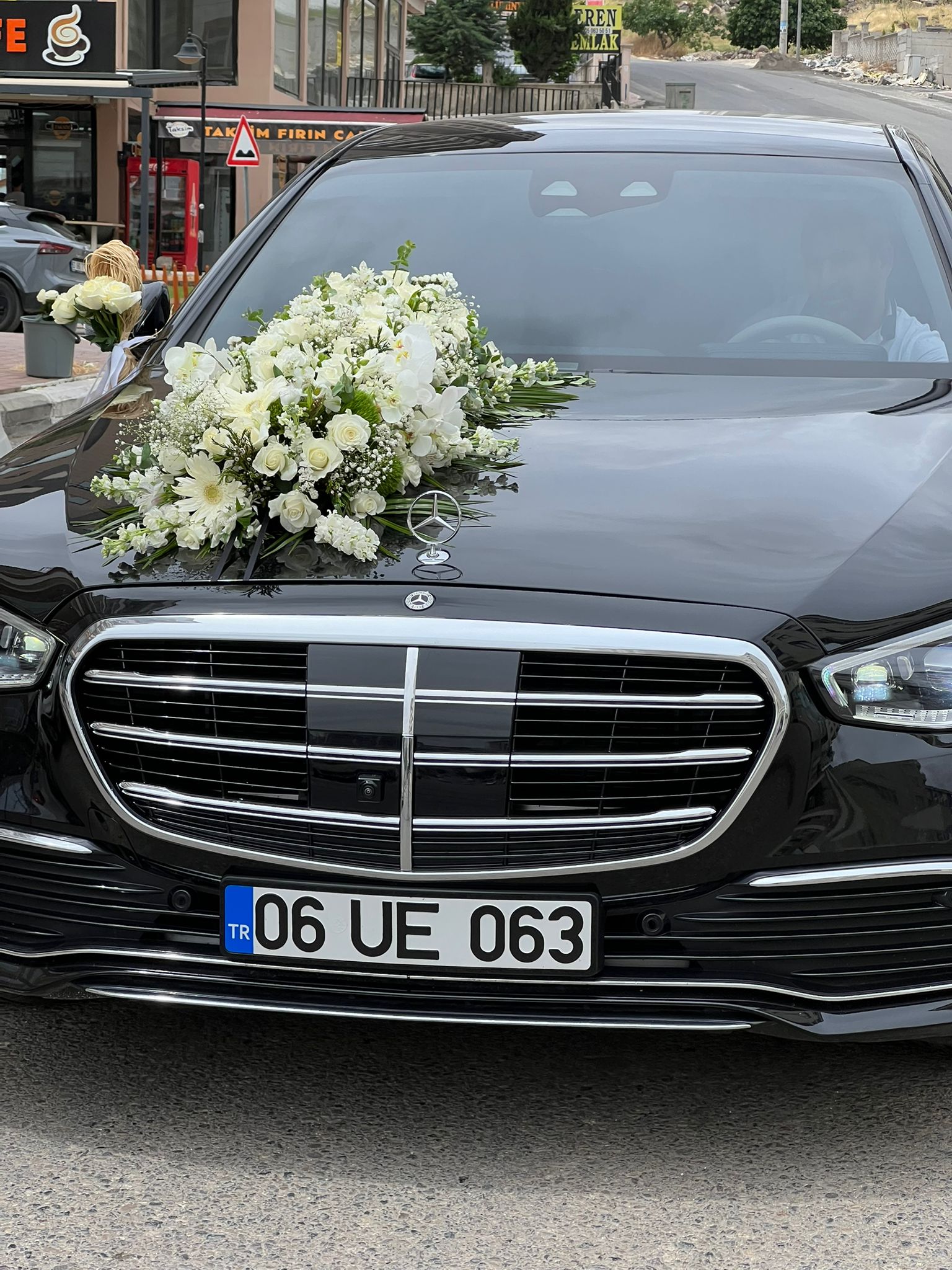 Özel İthal Çiçeklerle Araba Süsleme