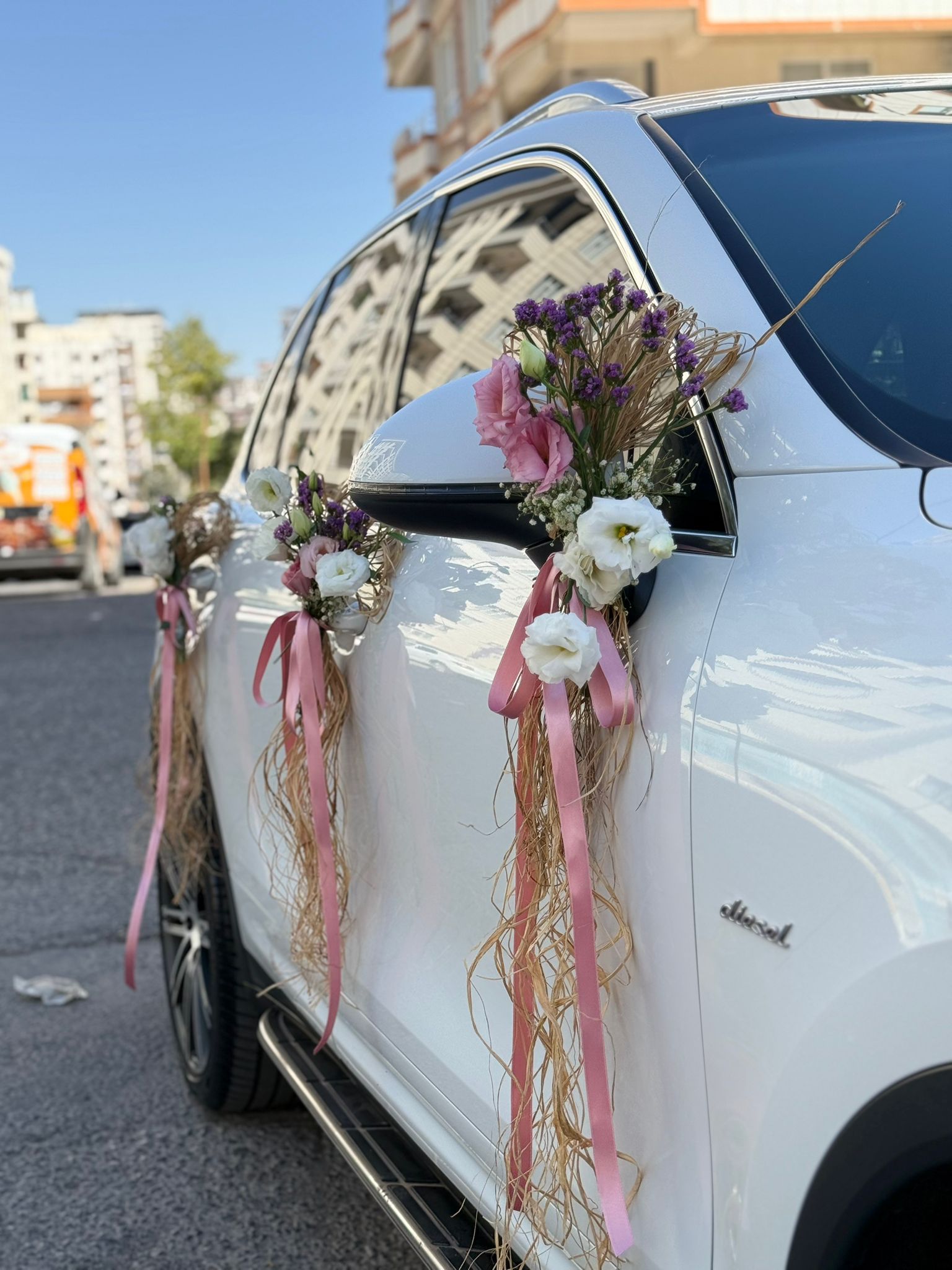 Özel Canlı Çiçeklerle Araba Süsleme