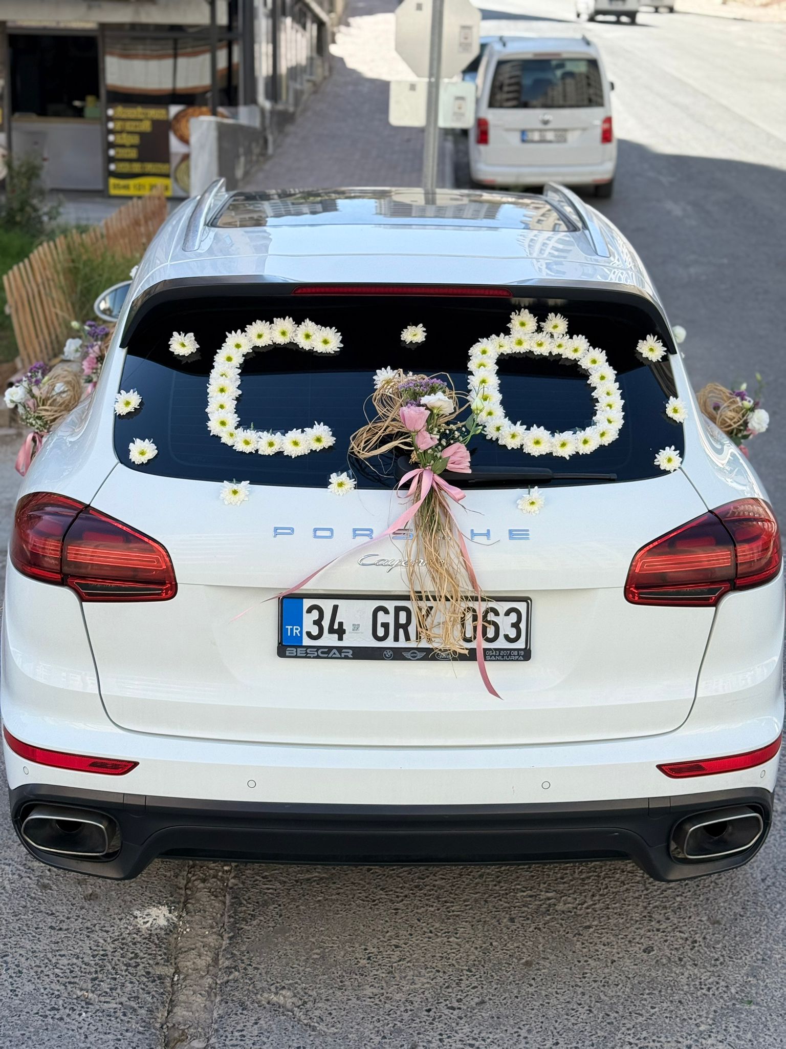 Özel Canlı Çiçeklerle Araba Süsleme