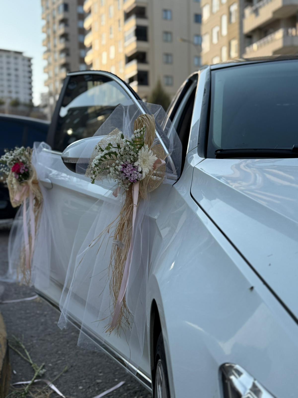 Özel Canlı Çiçeklerle Araba Süsleme