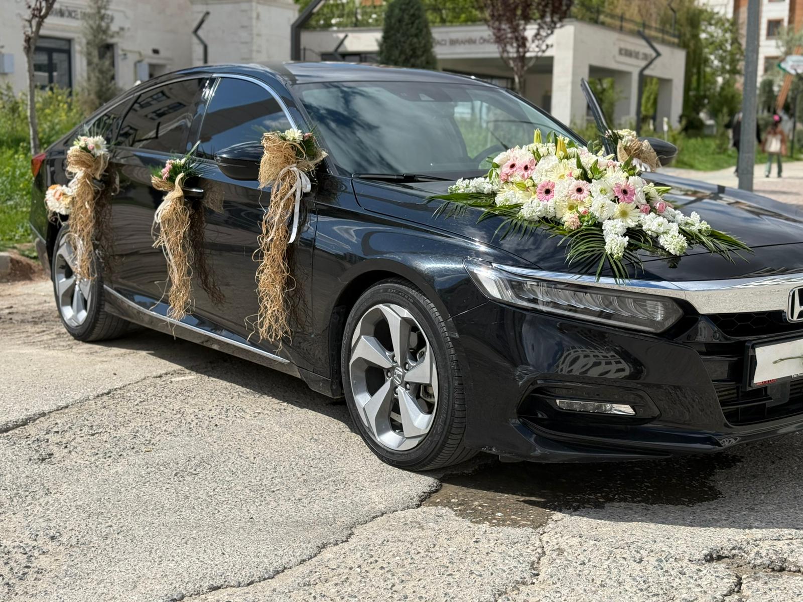 Özel Canlı Çiçeklerle Araba Süsleme