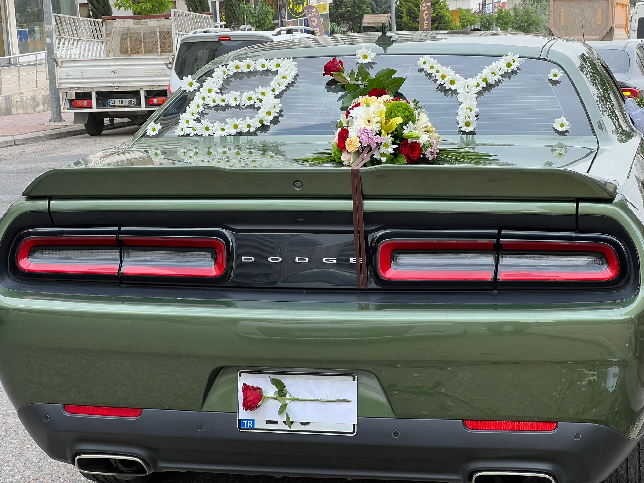 Özel Canlı Çiçeklerle Araba Süsleme