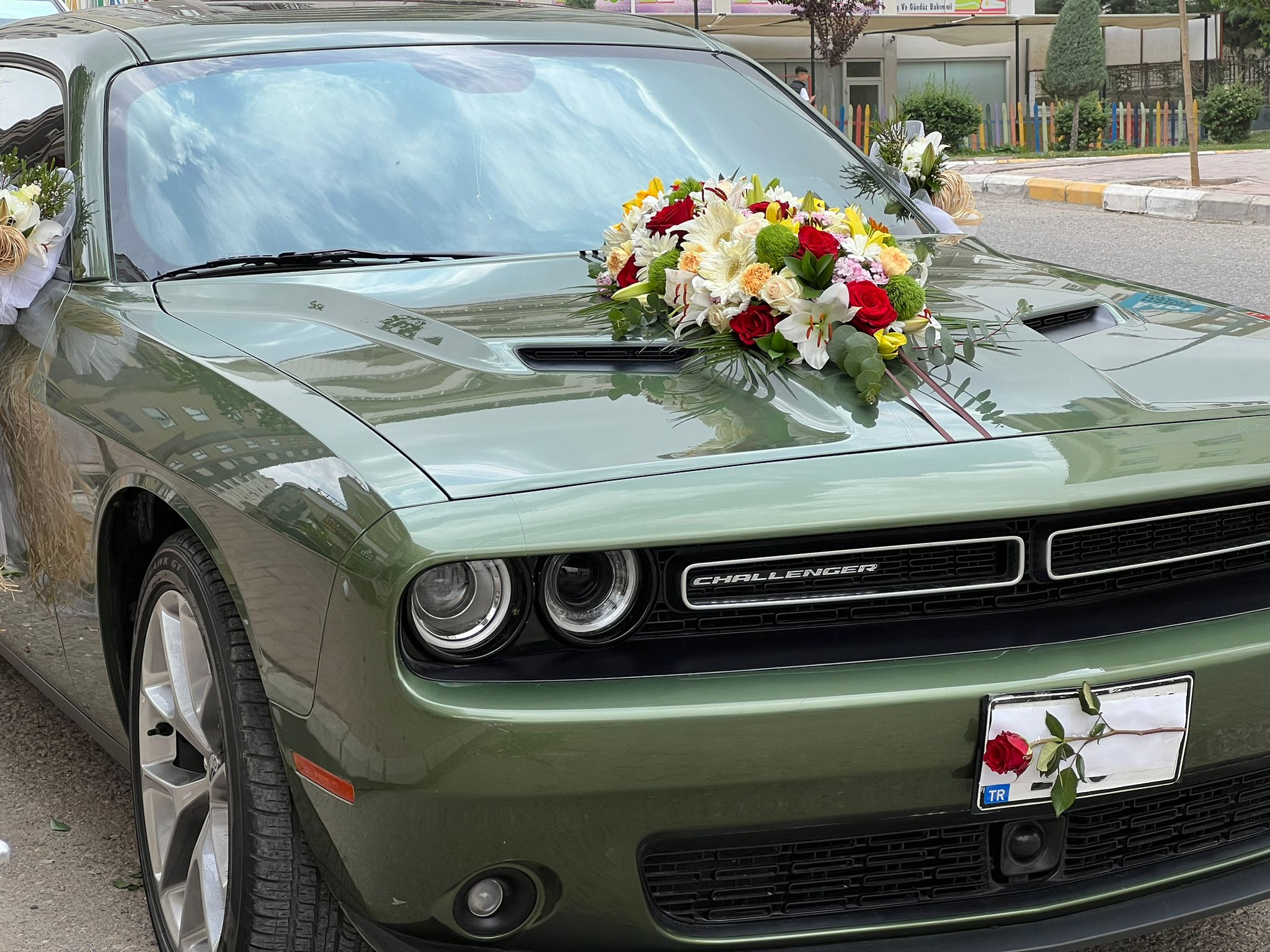 Özel Canlı Çiçeklerle Araba Süsleme